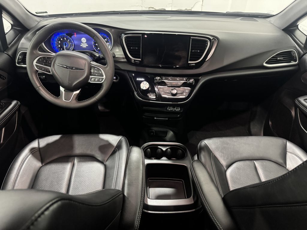 Used 2025 Chrysler Pacifica Select FWD image 31