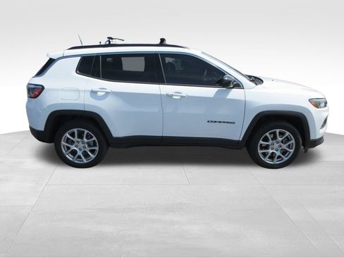 Used 2024 Jeep Compass Latitude w/ Sun and Sound Group AWD/4WD image 7