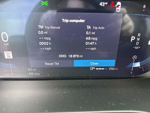 Used 2025 Volvo XC40 B5 Core image 20