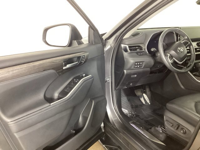 Used 2024 Toyota Highlander Limited AWD/4WD image 9