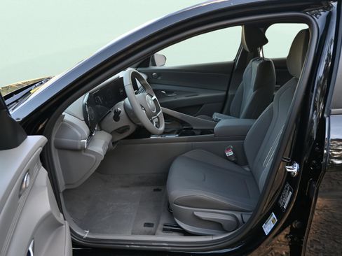 New 2025 Hyundai Elantra SEL image 10