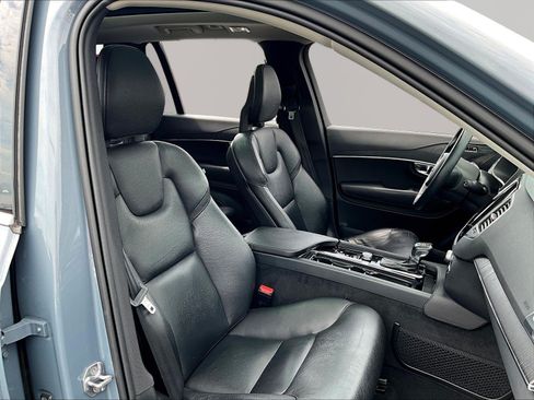 Used 2020 Volvo XC90 T5 Momentum FWD image 29