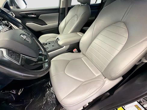 Used 2020 Toyota Highlander XLE FWD image 11
