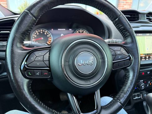 Used 2019 Jeep Renegade Altitude w/ UConnect 8.4 Nav Group FWD image 12