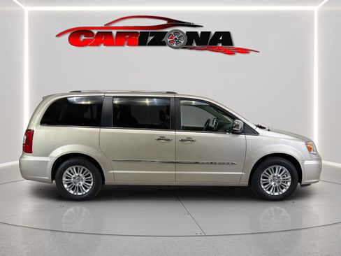 Used 2015 Chrysler Town & Country Limited Platinum FWD image 6