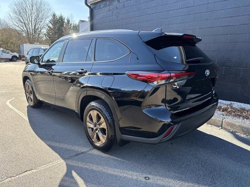 Used 2023 Toyota Highlander Bronze Edition image 7