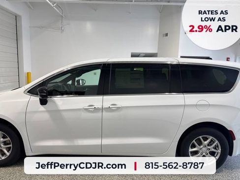 New 2027 Chrysler Pacifica Select FWD image 9