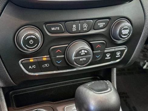 Used 2021 Jeep Cherokee Trailhawk w/ Comfort/Convenience Group AWD/4WD image 15