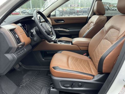 Used 2024 Nissan Pathfinder Platinum w/ Cargo Package FWD image 7