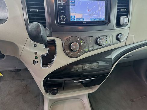Used 2012 Toyota Sienna LE w/ Towing Pkg image 13