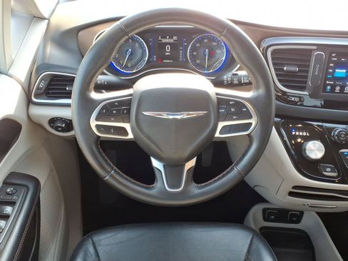 Used 2018 Chrysler Pacifica Touring-L FWD image 5