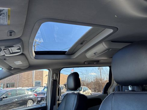 Used 2013 Chrysler Town & Country Touring-L w/ Entertainment Group #2 FWD image 23