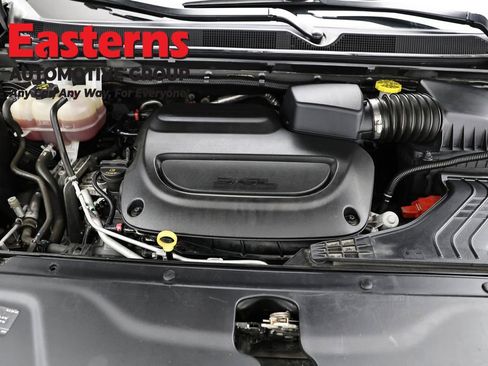 Used 2023 Chrysler Pacifica Touring-L FWD image 7