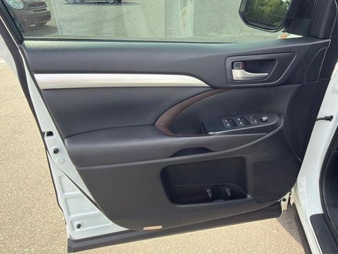 Used 2017 Toyota Highlander XLE FWD image 11