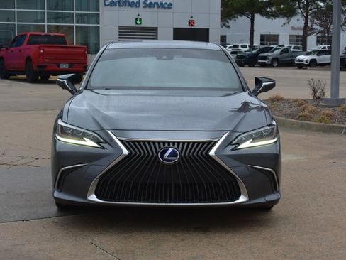 Used 2019 Lexus ES 300h w/ Luxury Package image 2