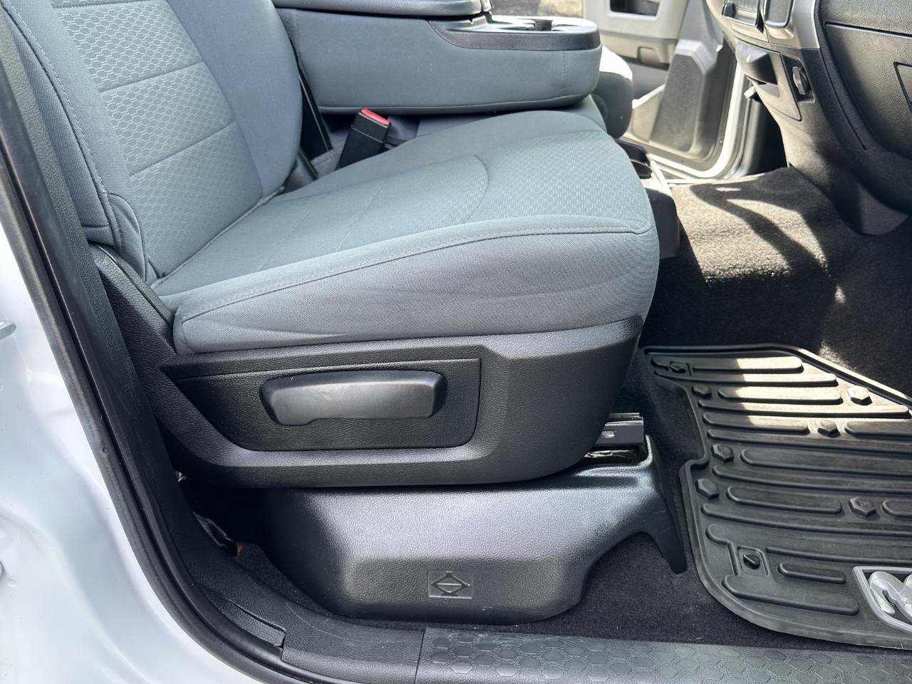 Used 2018 RAM 1500 SLT AWD/4WD image 42