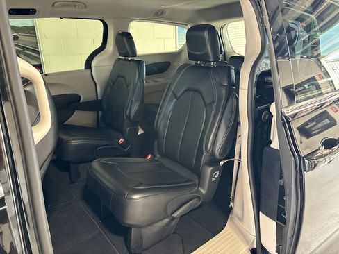 Used 2024 Chrysler Pacifica Touring-L FWD image 18