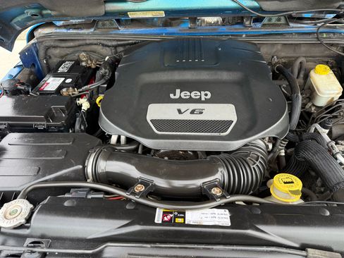 Used 2014 Jeep Wrangler Unlimited Sahara w/ Dual Top Group image 35