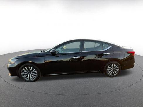 Used 2025 Nissan Altima 2.5 SV image 9