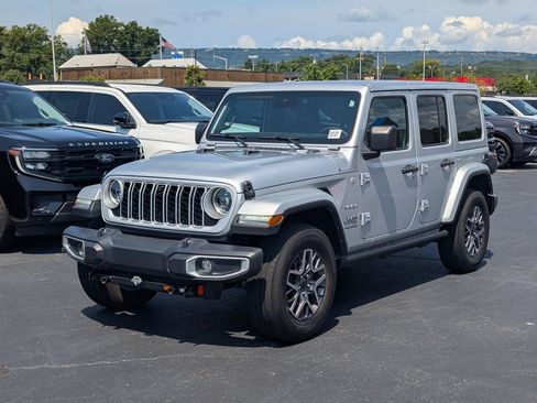 Used 2024 Jeep Wrangler Unlimited Sahara w/ Technology Group AWD/4WD image 5