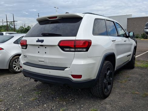 Used 2019 Jeep Grand Cherokee Laredo AWD/4WD image 4