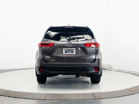 Used 2017 Toyota Highlander XLE AWD/4WD image 11
