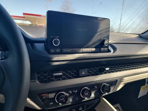 Used 2025 Honda Accord SE image 17