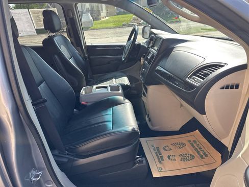 Used 2015 Chrysler Town & Country Touring FWD image 15