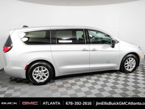 Used 2024 Chrysler Pacifica Touring-L FWD image 2