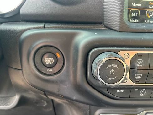 Used 2018 Jeep Wrangler Unlimited Sahara AWD/4WD image 27