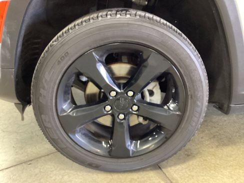Used 2024 Jeep Grand Cherokee Altitude AWD/4WD image 10