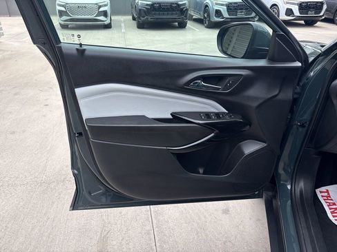 Used 2025 Chevrolet Trax LT image 10