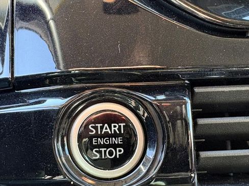 Used 2024 Nissan Pathfinder SV image 12