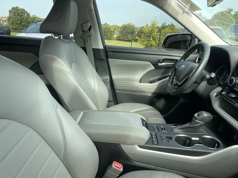 Used 2022 Toyota Highlander XLE AWD/4WD image 9