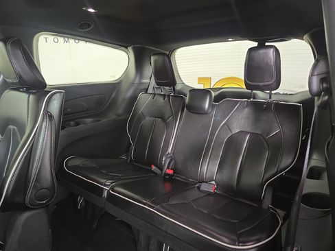 Used 2024 Chrysler Pacifica Premium FWD image 13