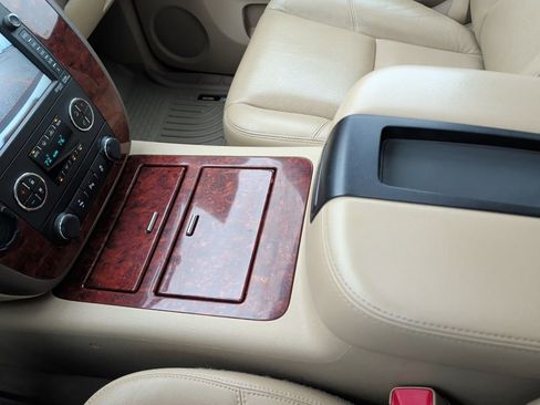 Used 2014 Chevrolet Suburban LTZ image 24