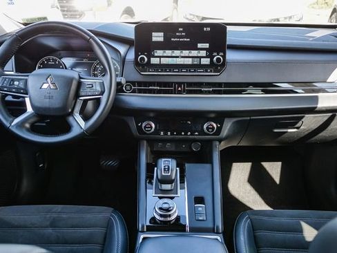 Used 2024 Mitsubishi Outlander SE FWD image 13