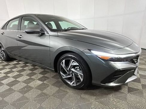 Used 2025 Hyundai Elantra Limited FWD image 2