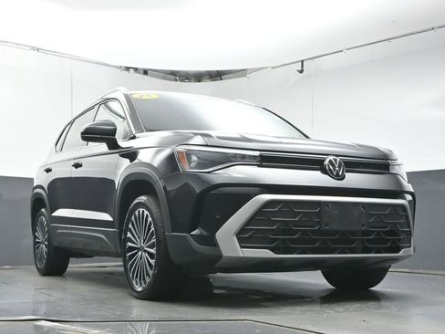 Used 2025 Volkswagen Taos SE FWD image 31