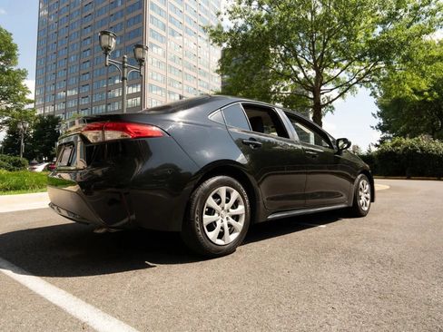 Used 2021 Toyota Corolla LE FWD image 3