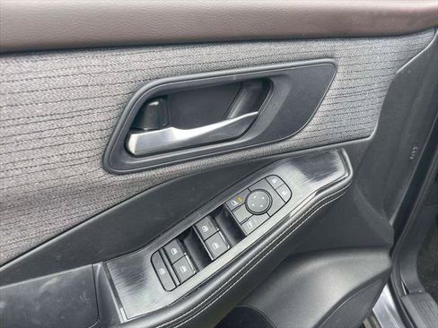 Used 2023 Nissan Rogue SV image 16