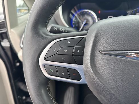 Used 2024 Chrysler Pacifica Touring-L FWD image 16