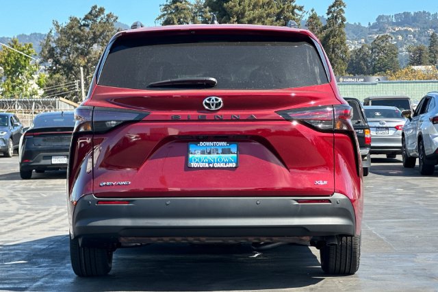 Used 2026 Toyota Sienna XLE AWD/4WD image 5