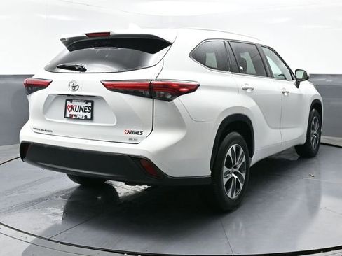 Used 2023 Toyota Highlander XLE FWD image 12