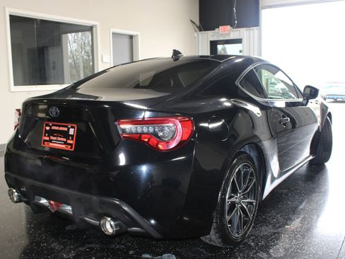 Used 2017 Toyota 86 image 2