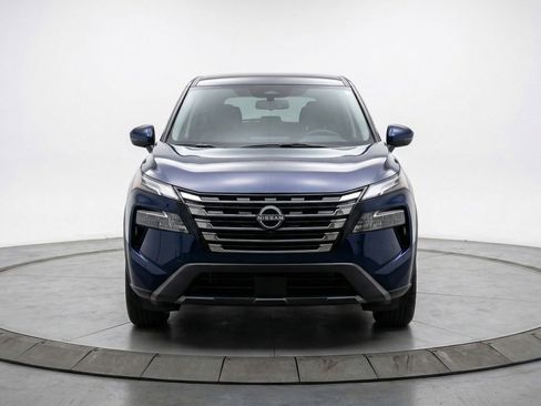 Used 2025 Nissan Rogue SV image 2