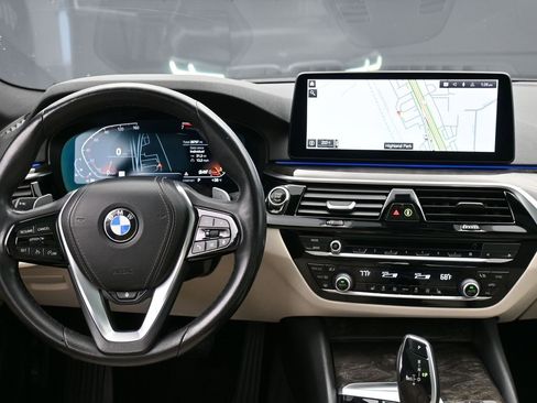 Used 2022 BMW 530i xDrive w/ Premium Package image 11