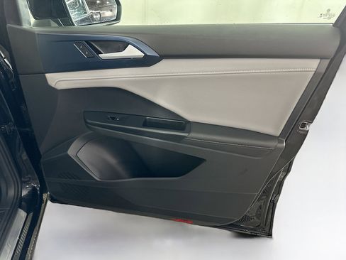 Used 2024 Volkswagen Taos SE image 31
