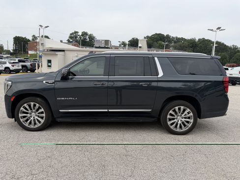 Used 2022 GMC Yukon XL Denali AWD/4WD image 4