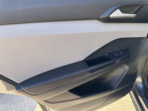 Certified 2022 Volkswagen Taos SE image 10